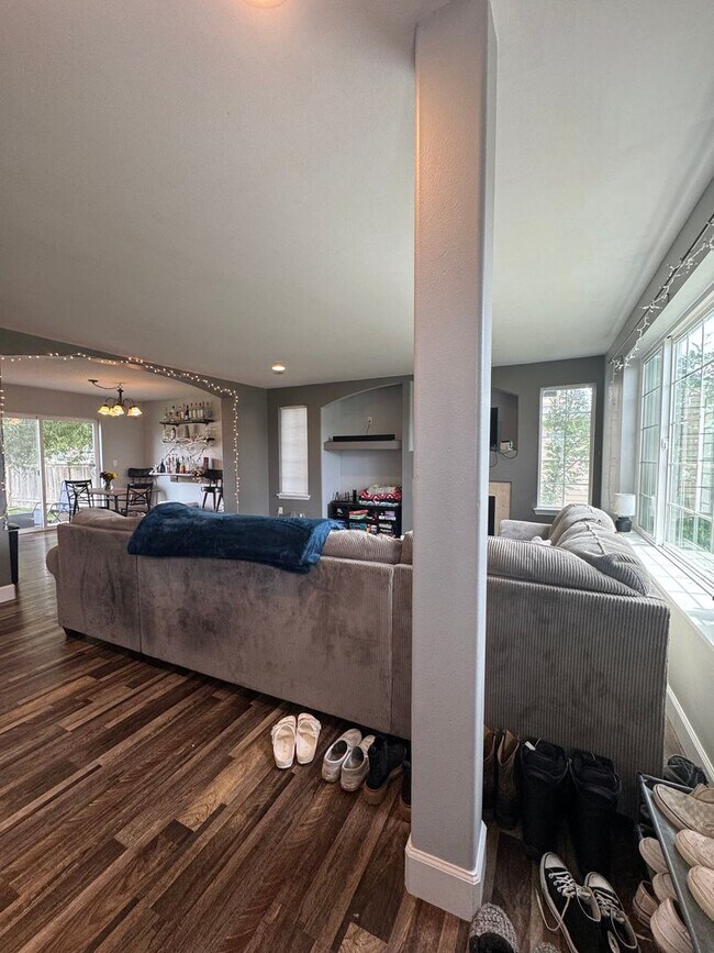Building Photo - HUGE PET FRIENDLY Rental