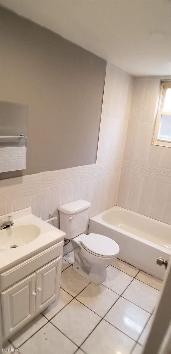 Foto del edificio - 3 br, 1 bath  - 358 S 11th St Apt 2