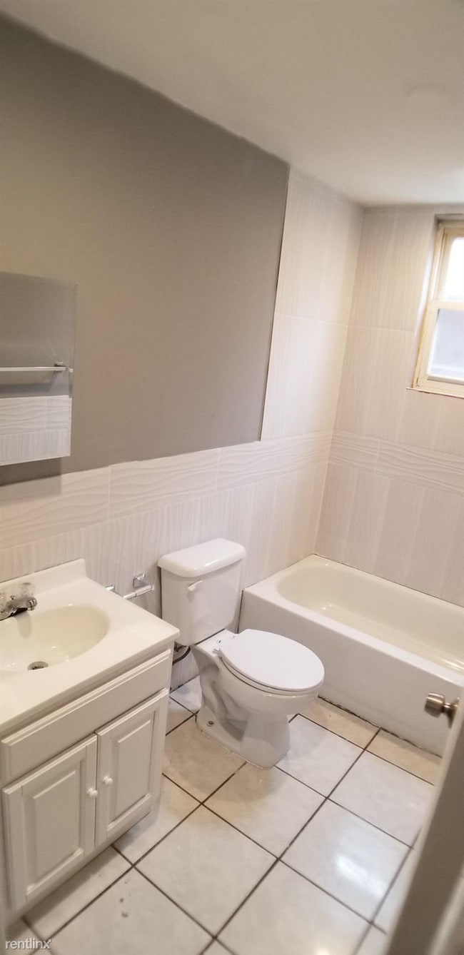 Building Photo - 3 br, 1 bath  - 358 S 11th St Apt 2