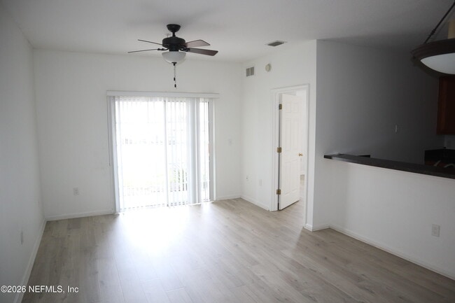 Building Photo - 8226 Green Parrot Rd