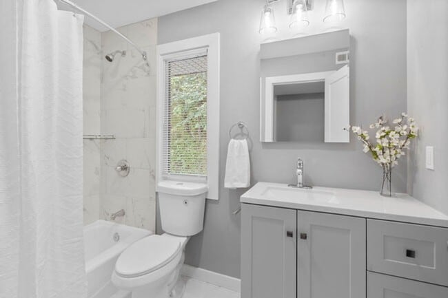 Interior Photo - Elizabeth Green