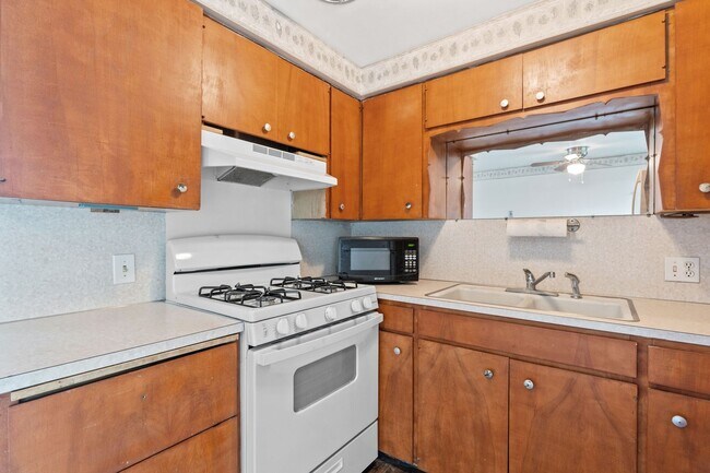 Building Photo - One Bed 0ne bath Apartment