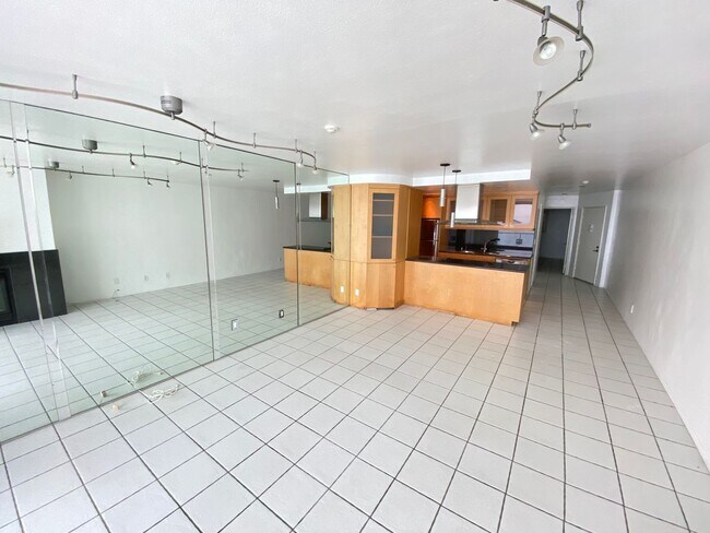 Building Photo - Upper 1+1