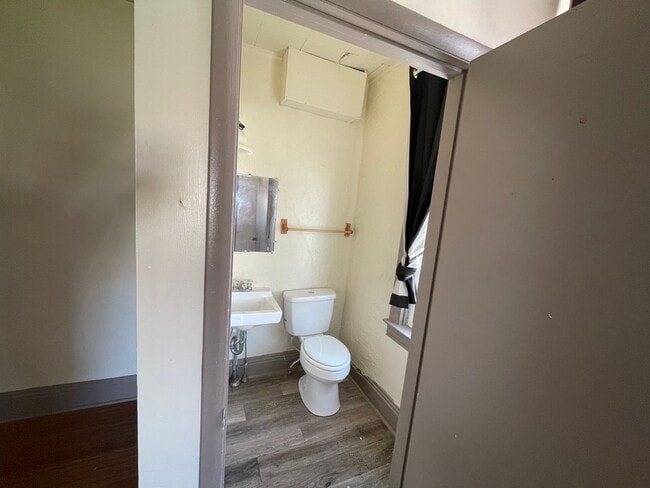 Foto del edificio - Large Five Bedroom 1.5 Bathroom In York!