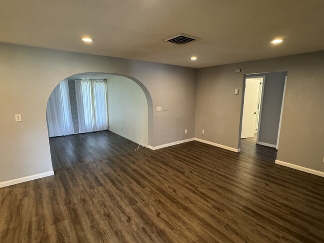 Building Photo - "Charming 3-Bedroom Oasis with 2 Full Bath...