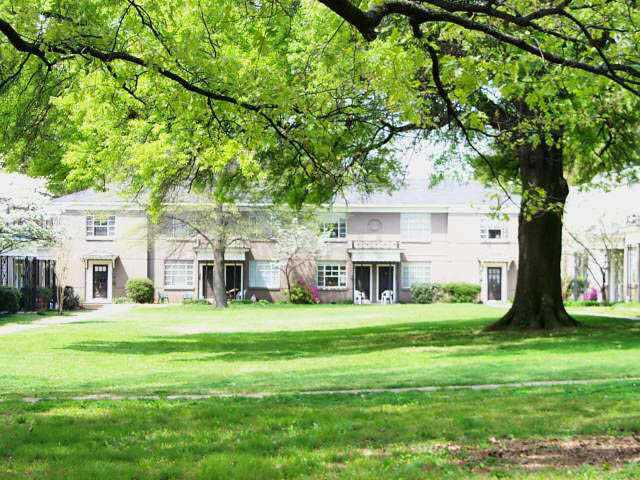 Primary Photo - 585 E Pkwy S