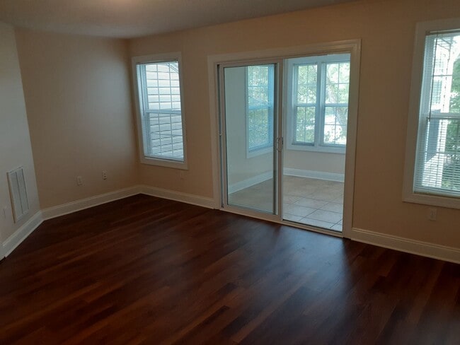 Foto del edificio - Available for the 2026-2027 lease term.