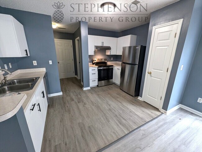 Foto del edificio - 3 bed 2 bath LVP Floors