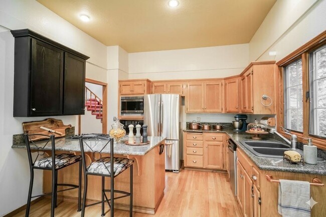 Building Photo - Amazing Attached Home in Lake Oswego is a Must See!