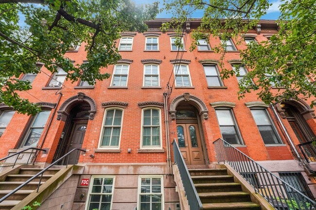 Building Photo - 163 Grand St