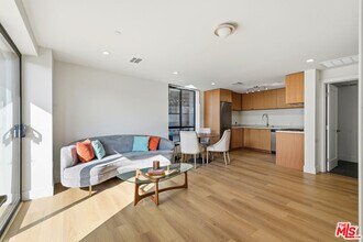 Building Photo - 1822 Overland Ave