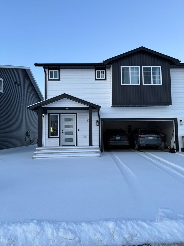 Primary Photo - Beautiful 3 bed 2.5 bath Townhome