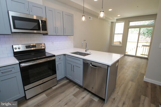 Building Photo - 1266 S 27th St