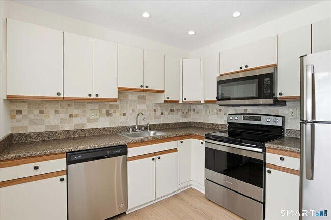 Foto del edificio - 83 Hilltop Dr