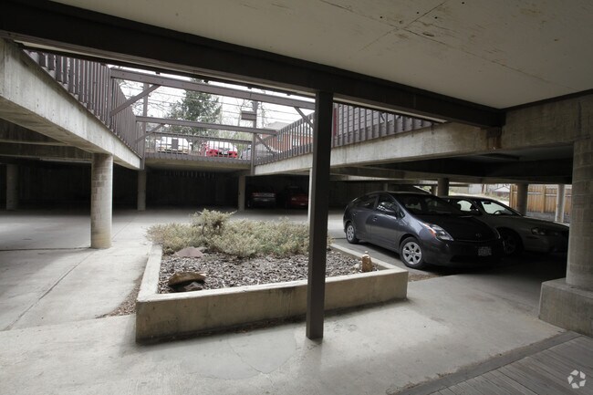 Área de estacionamiento - 1000 Maxwell Ave