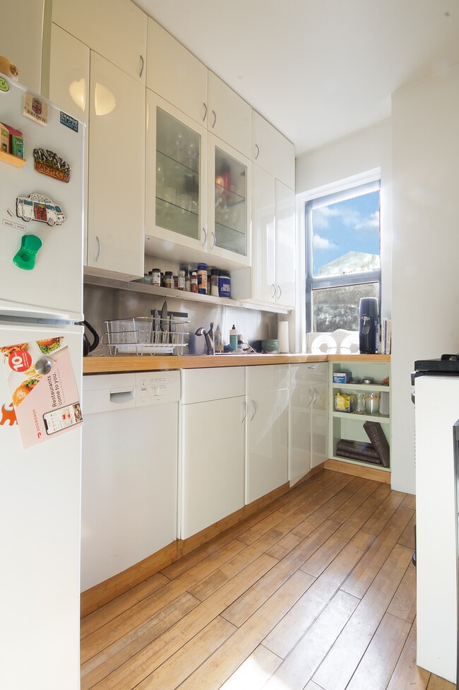 Building Photo - 135 W 16th St