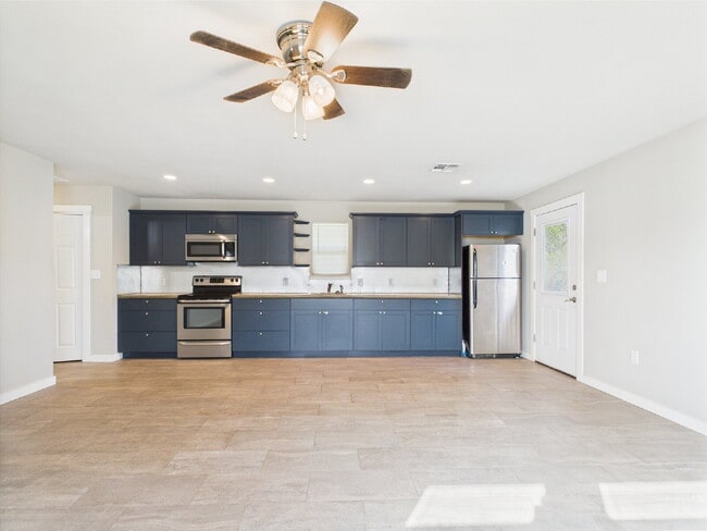Building Photo - Move-In Ready Duplex