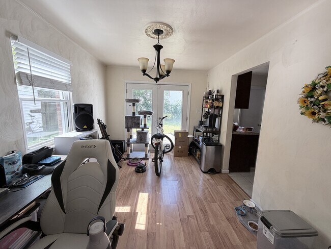 Foto del edificio - 3327 Lakecrest Rd