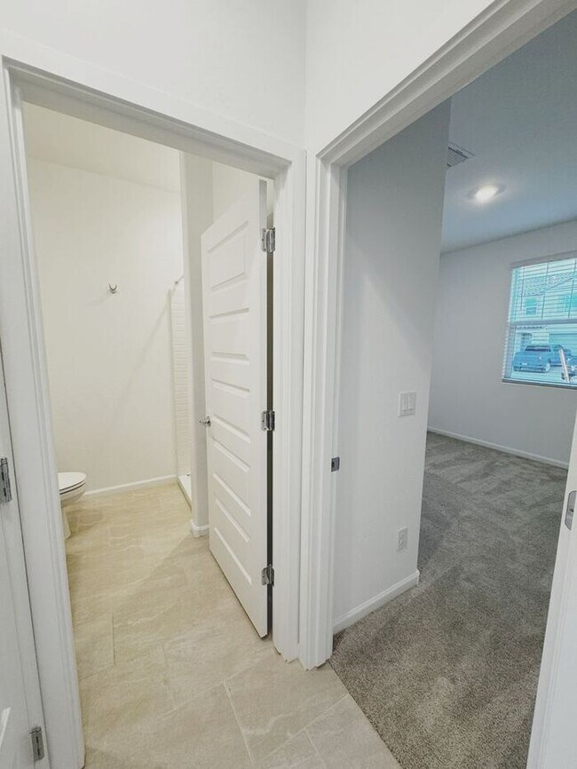 Foto del edificio - NEW 5 BEDROOM 3 BATHROOM HOME AVILABLE FOR RENT!