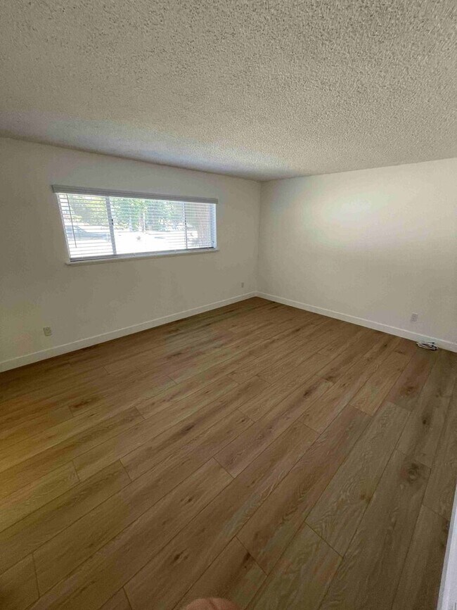 Foto del edificio - SOUTH OF THE BLVD. HOME IN WOODLAND HILLS!