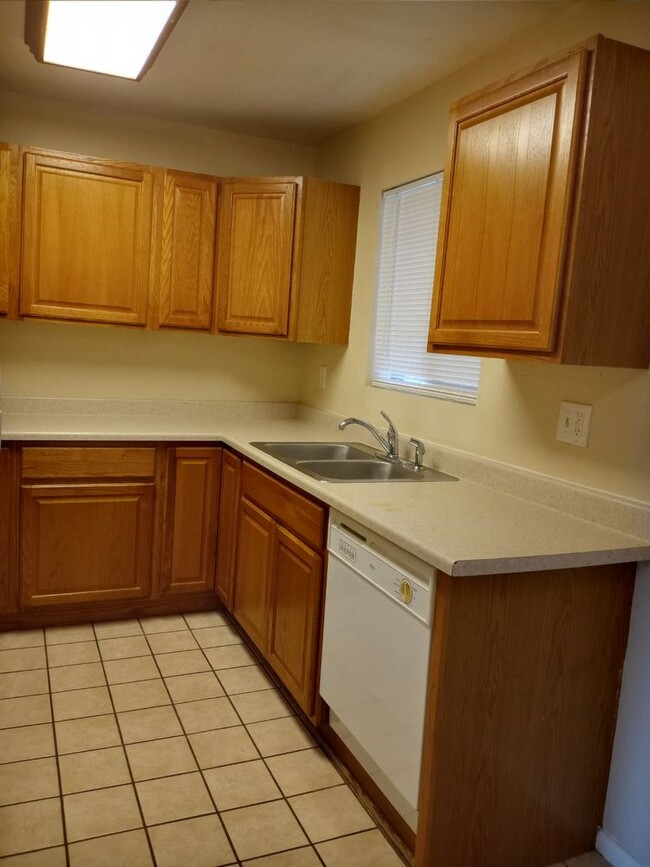 Building Photo - 5 Bed 2 Bath off N.Academy/Constitution