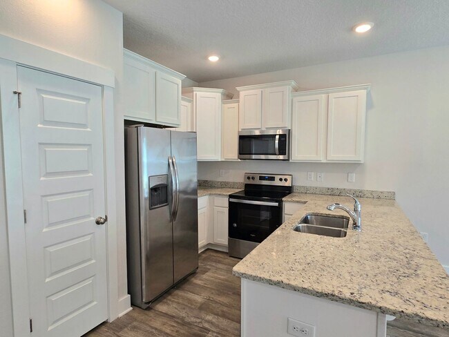 Building Photo - Stunning Townhome – Prime Pensacola Location