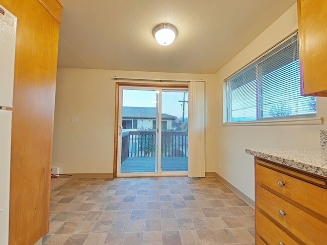 Building Photo - 2 Bedroom Apartment ~ Close to Campus ~ Ca...