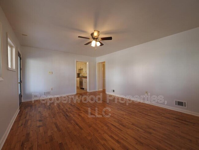 Building Photo - 400 Hampton Dr