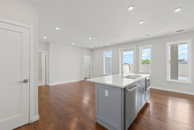 Building Photo - 267 Old Colony Ave