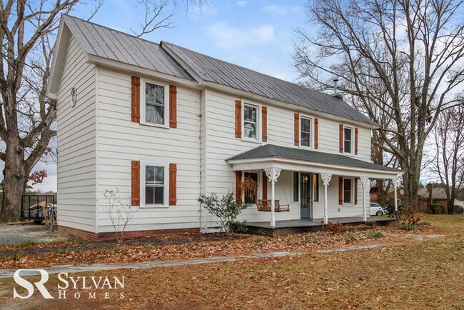 Building Photo - 3BR 2BA Farmhouse on 1.3 acres