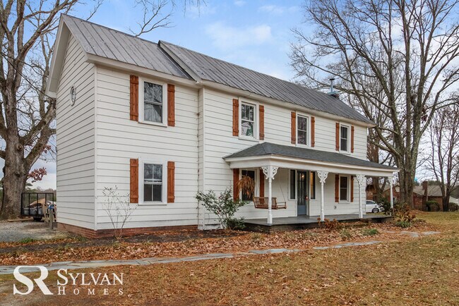 Foto del edificio - 3BR 2BA Farmhouse on 1.3 acres