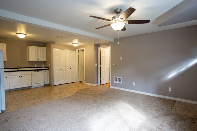 Building Photo - John's Landing 1 Bed Flat with D/W, W/D, Private Patio!!