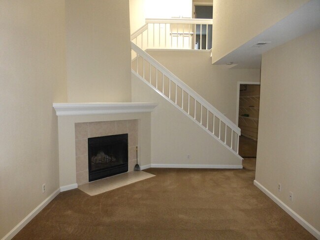Foto del edificio - Townhouse 2 bedrooms, 2 1/2 baths, 2 car g...