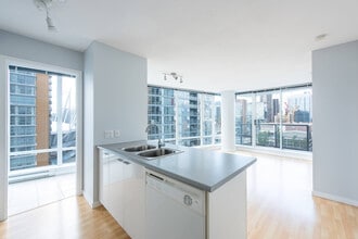 Building Photo - 131 Regiment Square