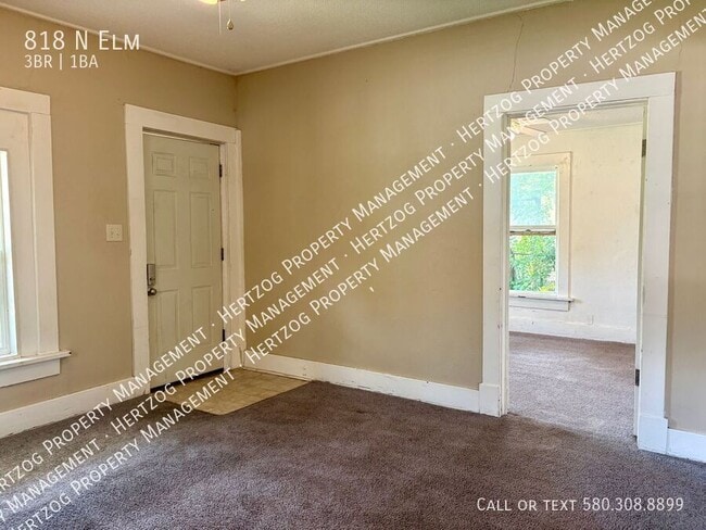 Building Photo - 818 N Elm-