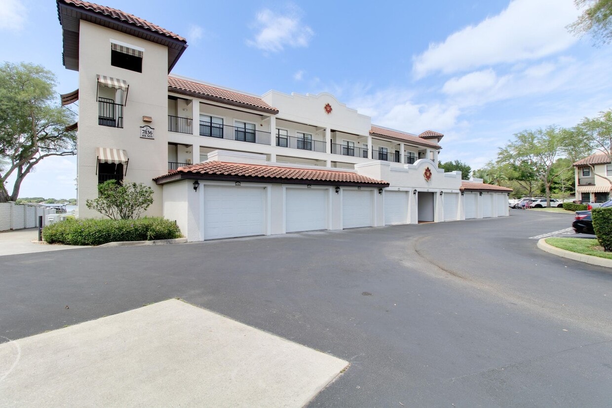 Primary Photo - Experience Lakefront Luxury - Stunning Gro...
