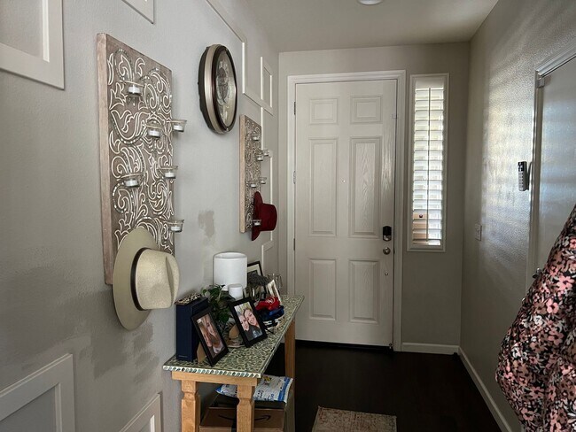 Foto del edificio - Beautifully Updated 3 Bedroom, 2.5 Bath Home In Clovis