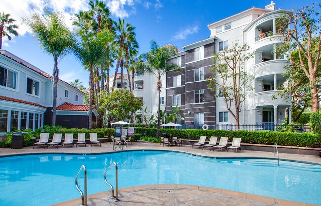 Date un chapuzón en nuestra piscina - The Villas at Park La Brea