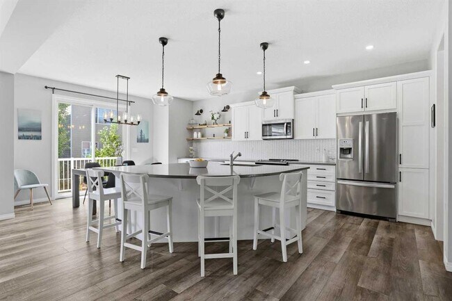 Photo du bâtiment - Spacious 3,000+ Sq. Ft. Yorkville Home | Up to 4 Bedrooms | Double Garage (IP60)