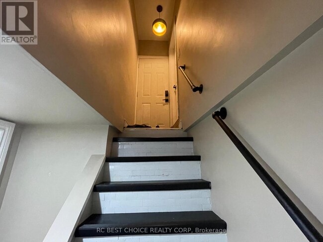 Photo du bâtiment - 345 Hawkridge Ave