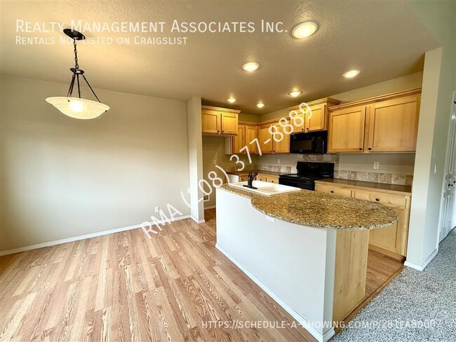 Building Photo - 2621 N Larchmont Ave