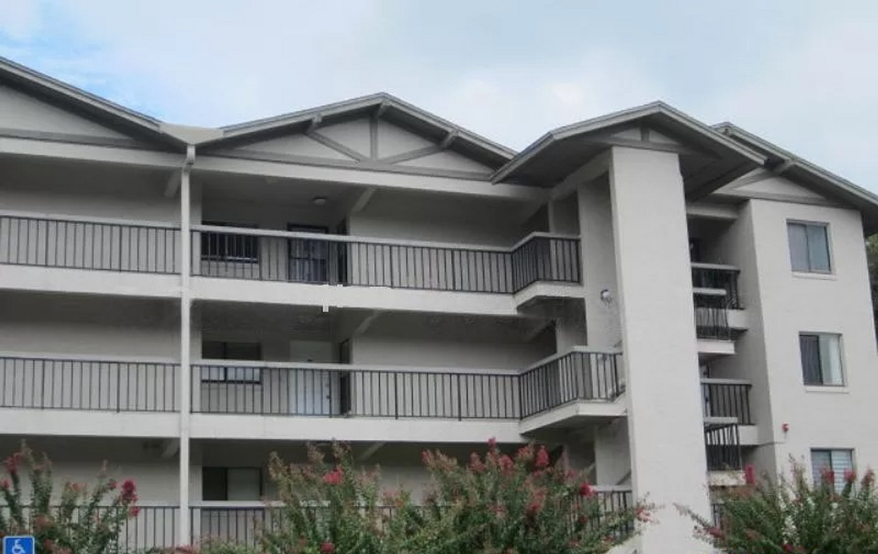 Foto principal - Updated 2-Bedroom Lake Lotus Club Condo wi...