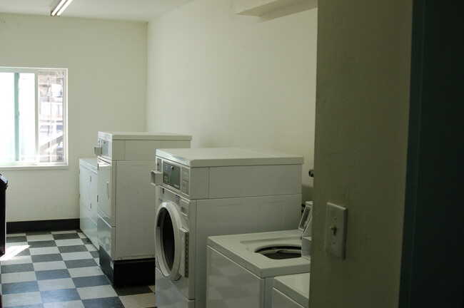Building Photo - 300 Holcomb Ave