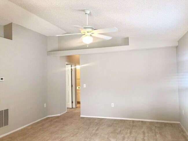 Building Photo - CUTE 3 BED 2 BATH HOME with SINGLE GARAGE IN SOUTHEAST ORLANDO
