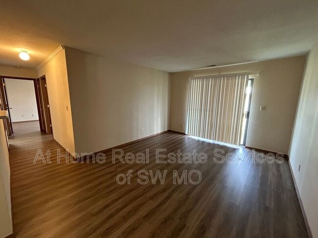 Building Photo - 727 E Bain