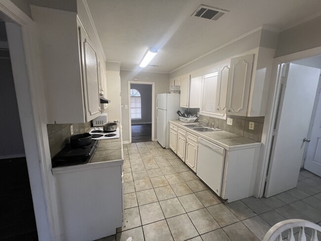 Photo - 2915 Longwood Dr House