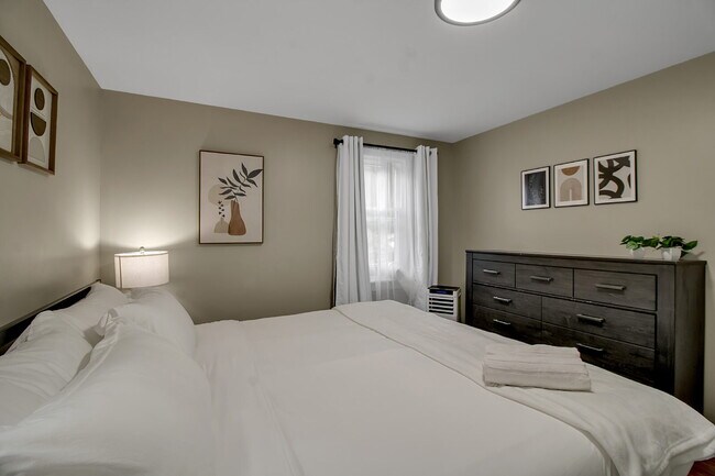 Foto del edificio - Furnished 1-Bedroom First-Floor Apartment Minutes from Highmark Stadium
