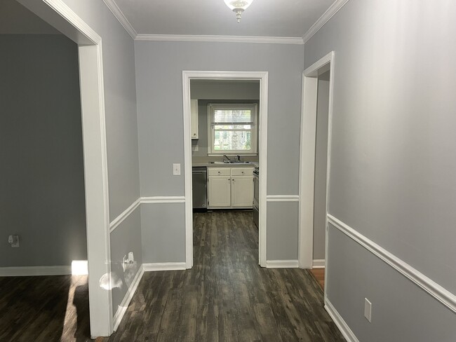 Building Photo - 6616 Lynndale Dr