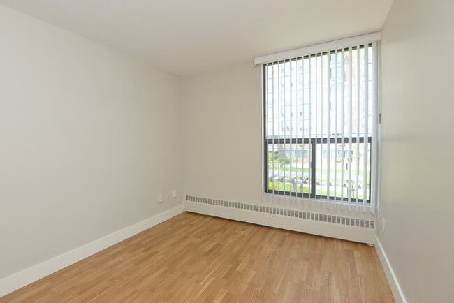 Building Photo - 800 Richmond St W