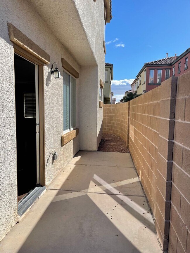 Foto del edificio - 733 Emerald Idol Pl